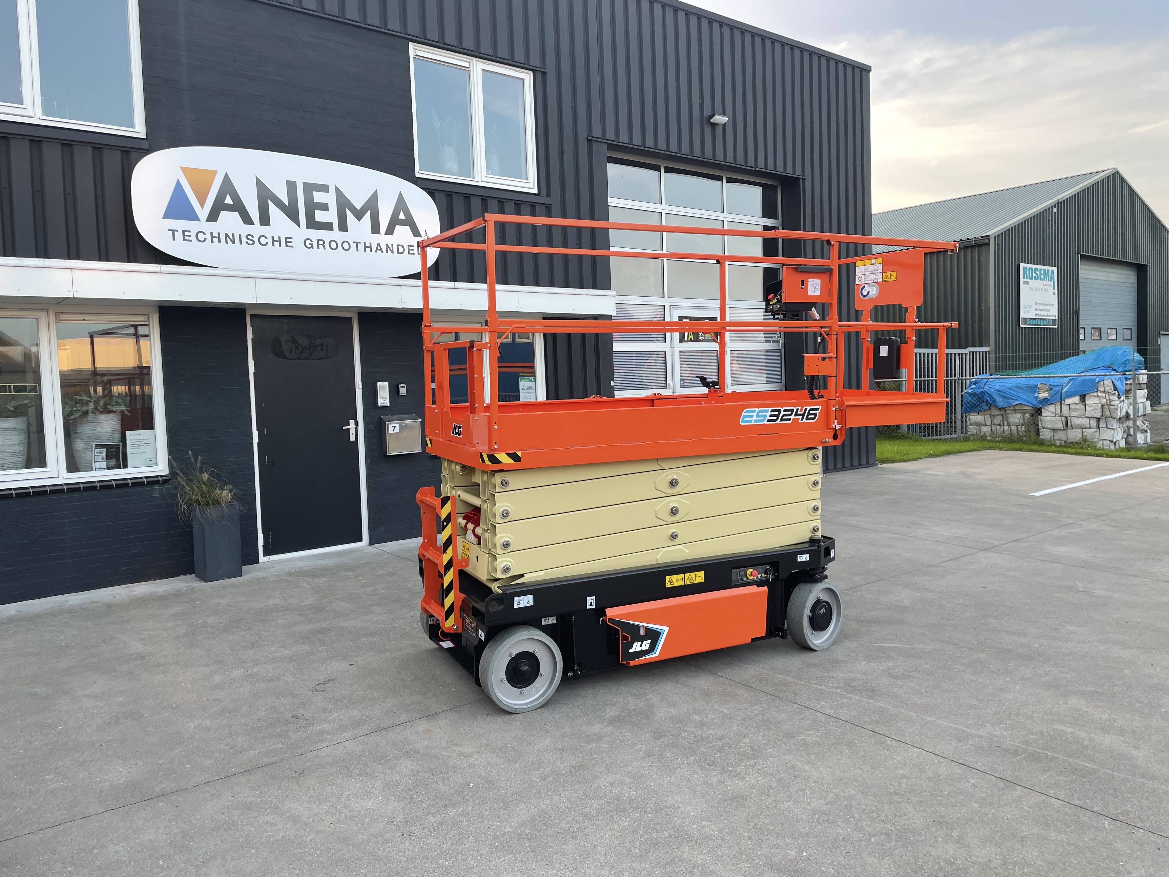 JLG ES3246